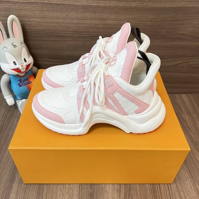 顶级版本LOUIS VUITTON Archlight 1.0花纹时尚低帮运动休闲鞋女款粉白.面料:科技混合面料拼接牛皮 lv老花皮内里:进口羊皮里 织物垫脚: