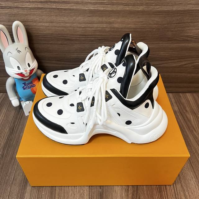 顶级版本LOUIS VUITTON Archlight 1.0花纹时尚低帮运动休闲鞋女款白黑圆点.面料:科技混合面料拼接牛皮 lv老花皮内里:进口羊皮里 织物垫