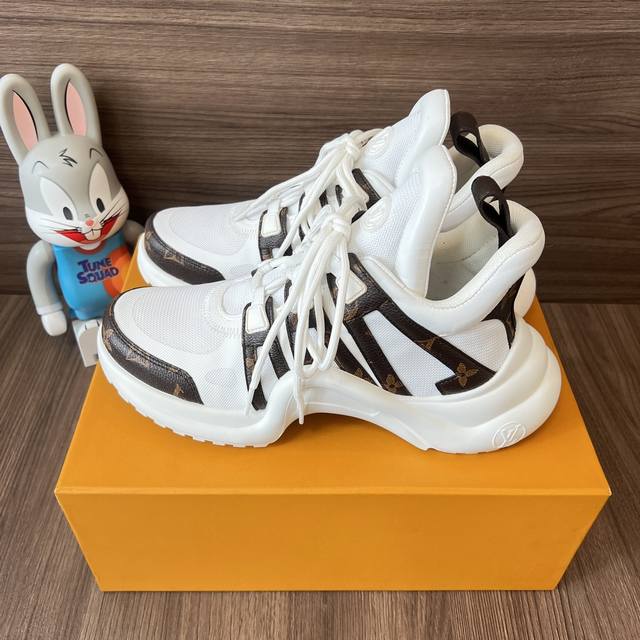 顶级版本LOUIS VUITTON Archlight 1.0花纹时尚低帮运动休闲鞋女款白色老花。面料:科技混合面料拼接牛皮 lv老花皮内里:进口羊皮里 织物垫