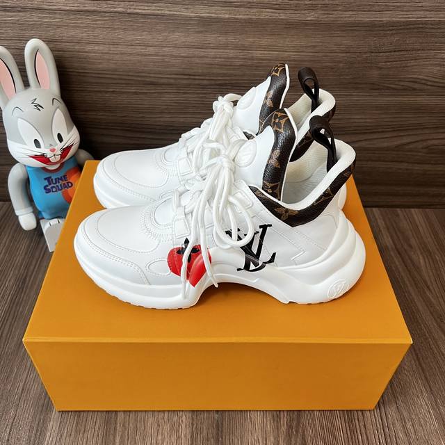 顶级版本LOUIS VUITTON Archlight 1.0花纹时尚低帮运动休闲鞋女款白色红心。面料:科技混合面料拼接牛皮 lv老花皮内里:进口羊皮里 织物垫