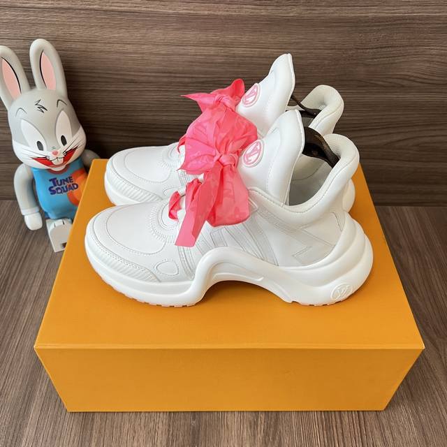 顶级版本LOUIS VUITTON Archlight 1.0花纹时尚低帮运动休闲鞋女款白粉鞋带。面料:科技混合面料拼接牛皮 lv老花皮内里:进口羊皮里 织物垫