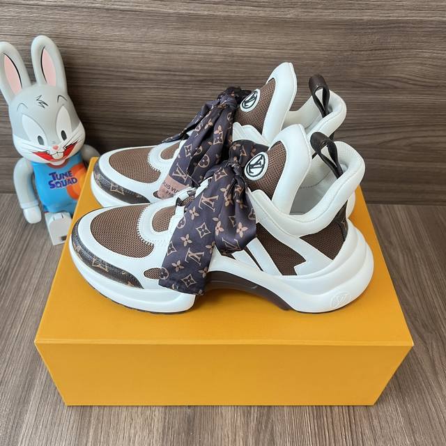 顶级版本LOUIS VUITTON Archlight 1.0花纹时尚低帮运动休闲鞋女款白棕老花鞋带。面料:科技混合面料拼接牛皮 lv老花皮内里:进口羊皮里 织