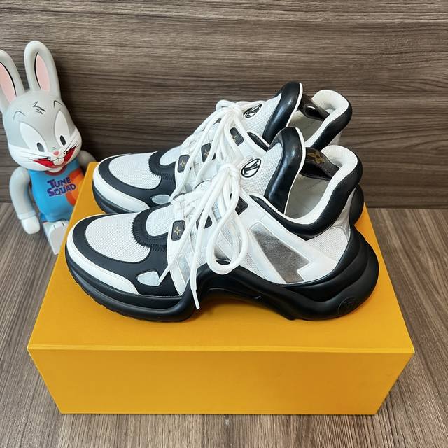 顶级版本LOUIS VUITTON Archlight 1.0花纹时尚低帮运动休闲鞋女款黑白。面料:科技混合面料拼接牛皮 lv老花皮内里:进口羊皮里 织物垫脚: