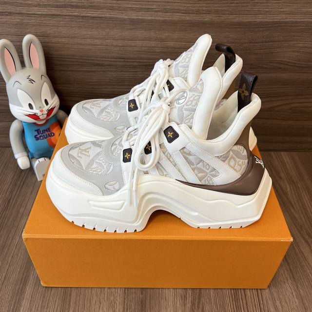 顶级版本LOUIS VUITTON 圆头低帮厚底运动休闲鞋女款白灰刺绣！面料:科技混合面料拼接牛皮 lv老花皮内里:进口羊皮里 织物垫脚:原版丝绸牛皮垫大底:T