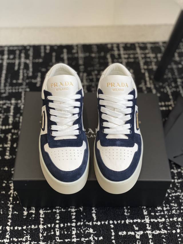 代购级 Prada 25ss p家 25春夏厚底小白鞋 德训风格 麂皮和光面皮拼接撞色，细节感跟好 三角标点缀，简单高级！关键上脚超显腿长，轻松拉长腿部显腿！S