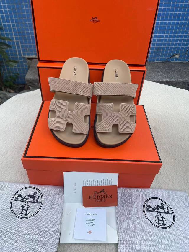 H家 HERMES 男女同款，最近火到不行的情侣款二舅鞋- 凉鞋,搭配各种彩色袜子，潮爆了 鞋面：进口混种羊皮.鹿皮 内里：进口混种羊皮 大底：Tpu防滑耐磨大