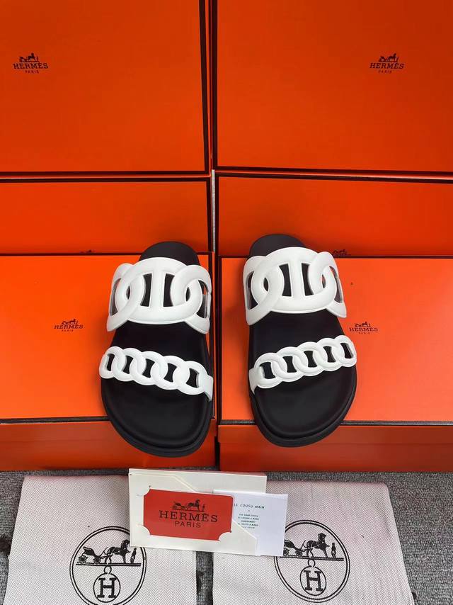 H家 HERMES 男女同款，最近火到不行的情侣款二舅鞋- 凉鞋,搭配各种彩色袜子，潮爆了 鞋面：进口混种羊皮.鹿皮 内里：进口混种羊皮 大底：Tpu防滑耐磨大