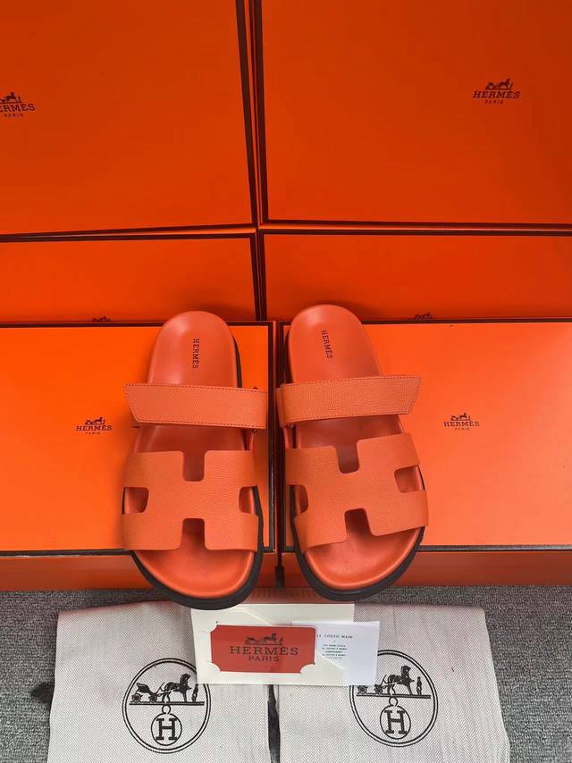 H家 HERMES 男女同款，最近火到不行的情侣款二舅鞋- 凉鞋,搭配各种彩色袜子，潮爆了 鞋面：进口混种羊皮.鹿皮 内里：进口混种羊皮 大底：Tpu防滑耐磨大