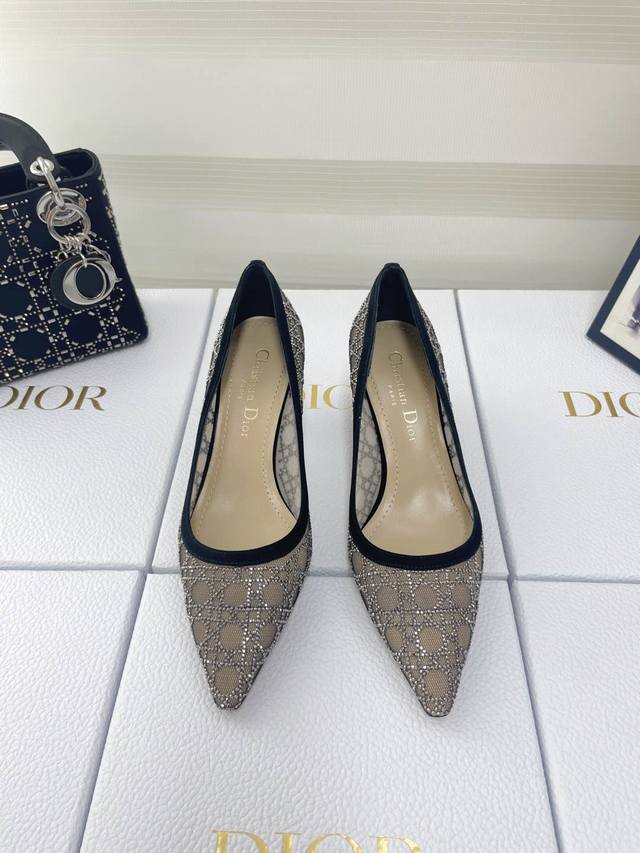 Dior 迪奥 2025早春走秀新款bling...bling...水晶凉鞋. 顶级代购版本Capture系列高跟女鞋 明星同款水钻方头藤格纹图案猫跟拖凉鞋！独