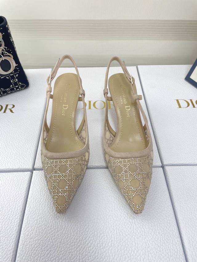 Dior 迪奥 2025早春走秀新款bling...bling...水晶凉鞋. 顶级代购版本Capture系列高跟女鞋 明星同款水钻方头藤格纹图案猫跟拖凉鞋！独