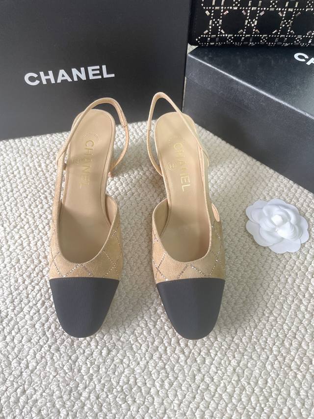 25Fw新款Chanel小香烫钻后空 Sling-back凉鞋平底 粗跟Sling-back于1957年问世，之后two-tone设计成为chane*经典之作最