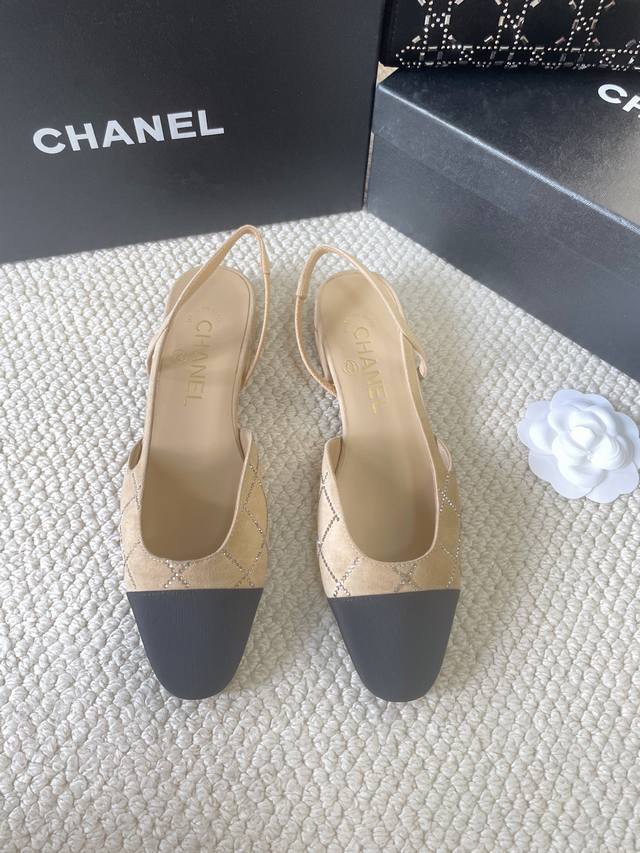 25Fw新款Chanel小香烫钻后空 Sling-back凉鞋平底 粗跟Sling-back于1957年问世，之后two-tone设计成为chane*经典之作最