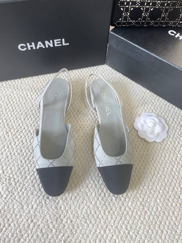25Fw新款Chanel小香烫钻后空 Sling-back凉鞋平底 粗跟Sling-back于1957年问世，之后two-tone设计成为chane*经典之作最