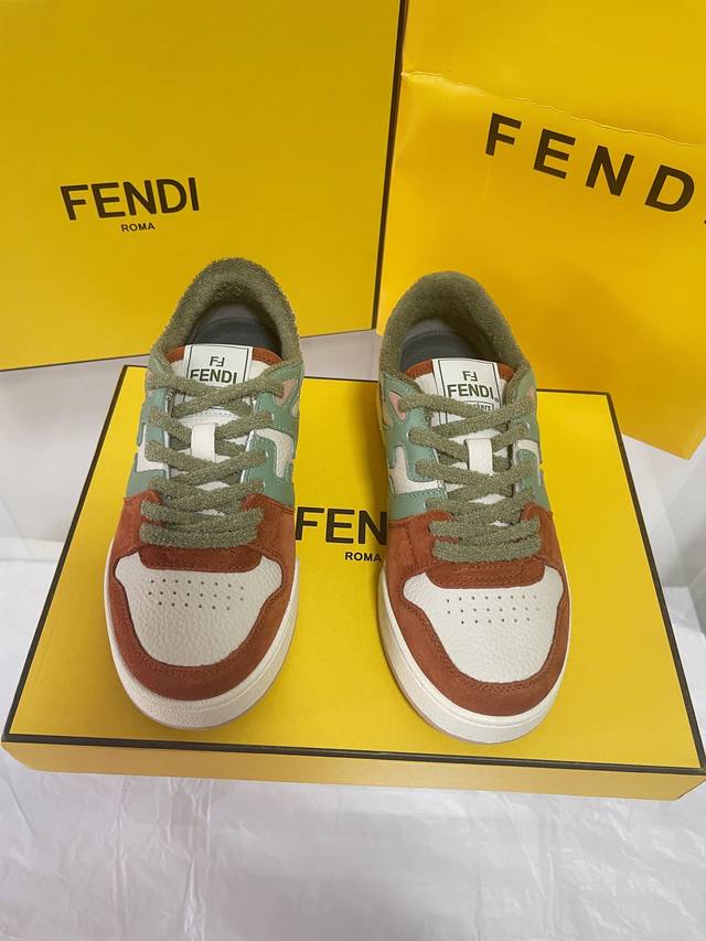 市场顶级版本FEND* 芬迪match最新爆款情侣款运动鞋板鞋超多明星博主上脚 原版购入 一比一开发 做货 设计师Kim Jones打造的首款运动鞋fendi