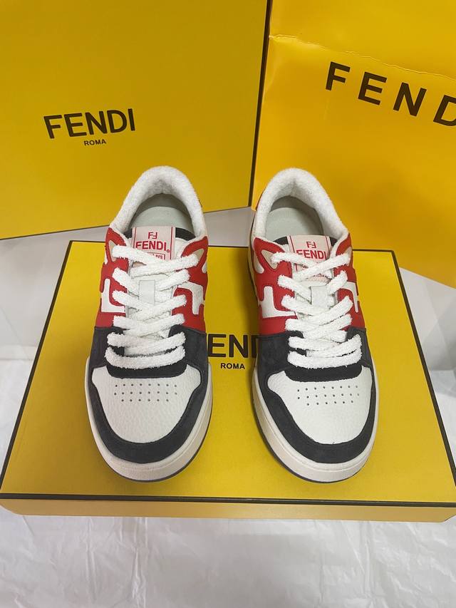 市场顶级版本FEND* 芬迪match最新爆款情侣款运动鞋板鞋超多明星博主上脚 原版购入 一比一开发 做货 设计师Kim Jones打造的首款运动鞋fendi