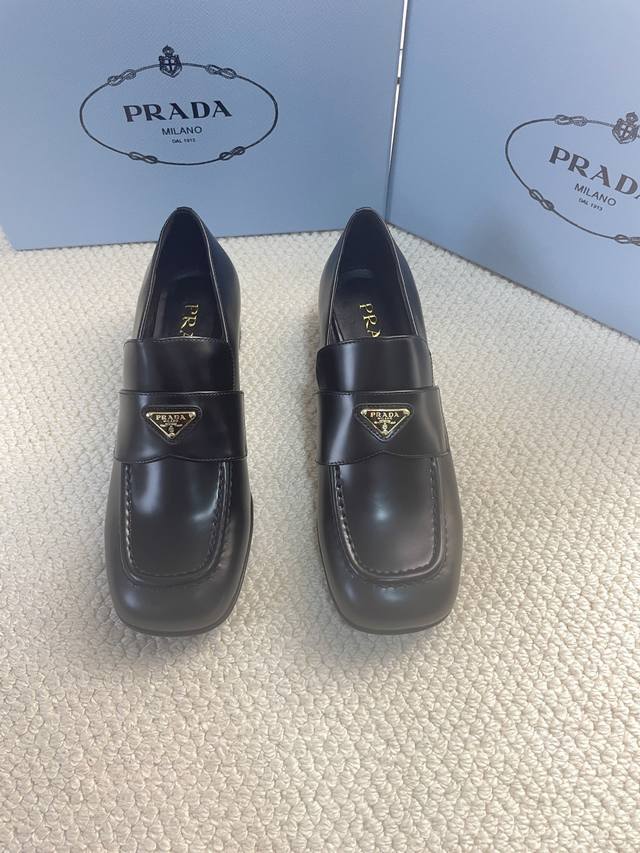 PRADA 普拉达 新款三角标乐福鞋. 明星同款复古女鞋. 顶级代购版本原版ZP一比一复刻 开私模原版一致大底鞋面：进口开边珠牛皮大底：真皮大底码数：34-41