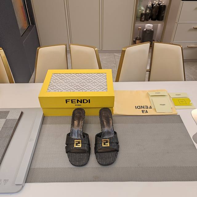 金属折叠扣凉鞋系列”Fendi顶级版 2025官方VIP 量版式高配版天地盖包装 认清包装高配版本，低端勿比。芬迪.24春夏季走秀主推系列，新品上线，芬迪小猫跟
