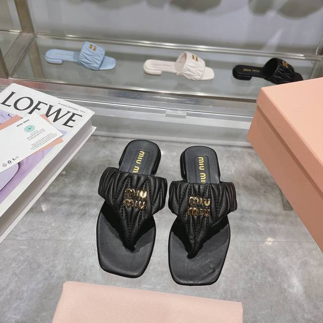 miumiu2024ss春夏新款平底小羊皮凉鞋拖鞋顶级版本 Zp开发 原版拆卸 对版菱格纹 秒杀市面普通版本，miumiu真的太少女啦！小羊皮超级软糯 舒适度超