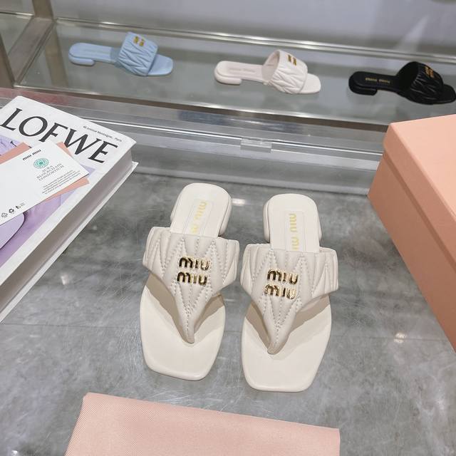 miumiu2024ss春夏新款平底小羊皮凉鞋拖鞋顶级版本 Zp开发 原版拆卸 对版菱格纹 秒杀市面普通版本，miumiu真的太少女啦！小羊皮超级软糯 舒适度超