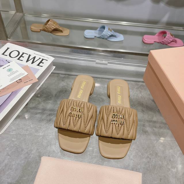 miumiu2024ss春夏新款平底小羊皮凉鞋拖鞋顶级版本 Zp开发 原版拆卸 对版菱格纹 秒杀市面普通版本，miumiu真的太少女啦！小羊皮超级软糯 舒适度超