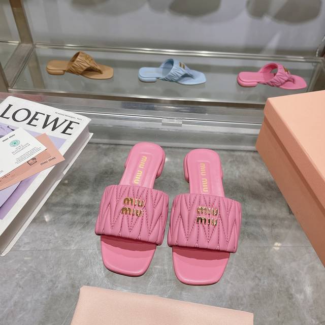 miumiu2024ss春夏新款平底小羊皮凉鞋拖鞋顶级版本 Zp开发 原版拆卸 对版菱格纹 秒杀市面普通版本，miumiu真的太少女啦！小羊皮超级软糯 舒适度超