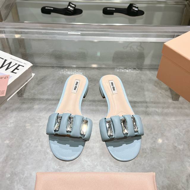 miumiu2025ss春夏新款平跟羊皮凉鞋拖鞋顶级版本 Zp开发 原版拆卸 对版金属羊皮 秒杀市面普通版本，miumiu真的太少女啦！超级软糯 舒适度超高！