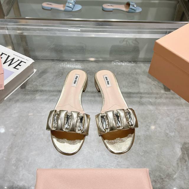 miumiu2025ss春夏新款平跟羊皮凉鞋拖鞋顶级版本 Zp开发 原版拆卸 对版金属羊皮 秒杀市面普通版本，miumiu真的太少女啦！超级软糯 舒适度超高！