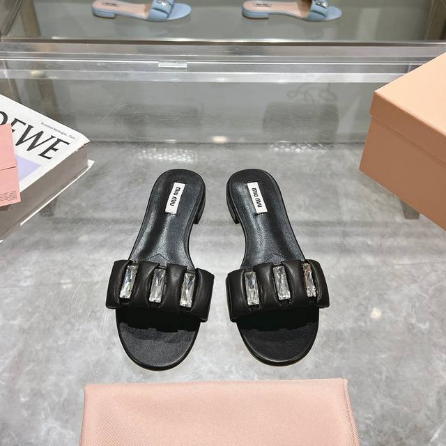 miumiu2025ss春夏新款平跟羊皮凉鞋拖鞋顶级版本 Zp开发 原版拆卸 对版金属羊皮 秒杀市面普通版本，miumiu真的太少女啦！超级软糯 舒适度超高！