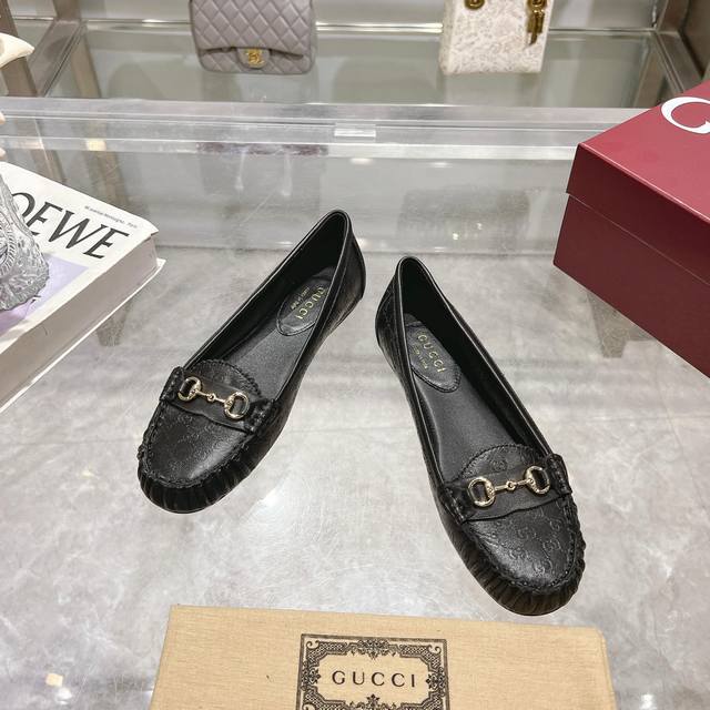 3657-1 黑 35-42 41 42订做，衣橱必备单品优雅焕新。这款设计以优质进口羊羊皮双G匠心打造，巧妙融合品牌经典传承与现代精致魅力。经典马衔扣细节以闪