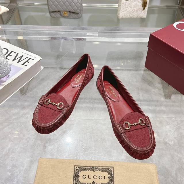 3657-1 酒红G 35-42 41 42订做，衣橱必备单品优雅焕新。这款设计以优质迷你GG布面材质匠心打造，巧妙融合品牌经典传承与现代精致魅力。经典马衔扣细