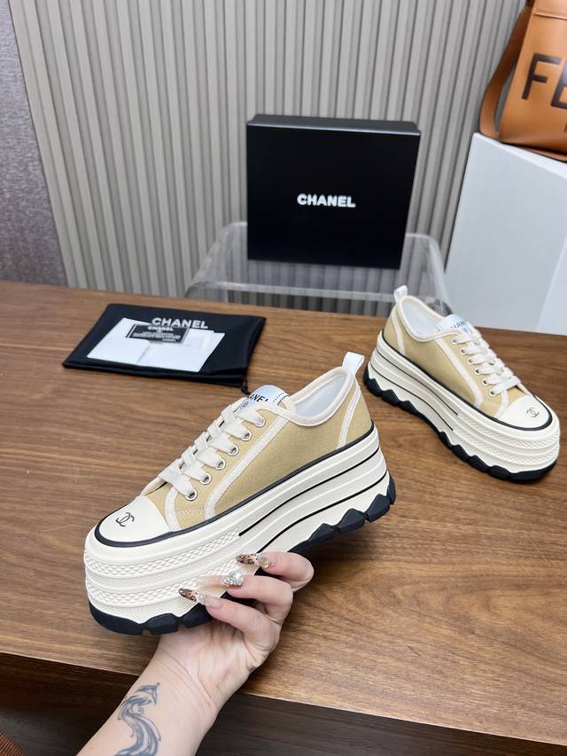 顶级版本，原单品质！！！Chanel香奈儿 2025饼干鞋专柜顶级休闲款运动鞋这款经典设计；鞋面多种工艺的风格；大底却时尚运动；不平凡的拥入了多种配色元素 多元