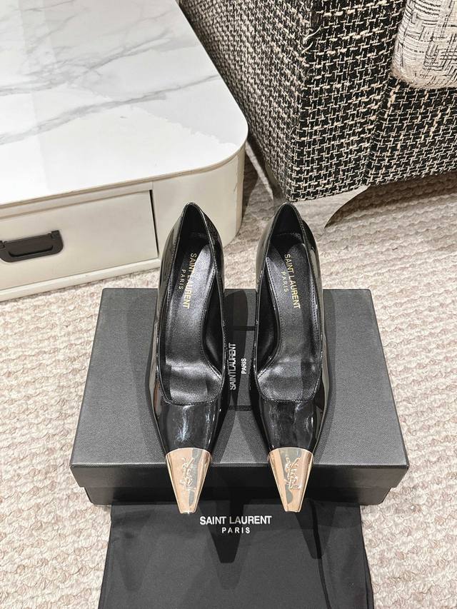 saint laurent 24 小金头方跟高跟鞋单鞋上脚特别稳，超跟脚，放心入！高级的性感，ysl 还是最懂女人鞋面：牛皮 漆皮内里：羊皮跟高：6cm大底：真