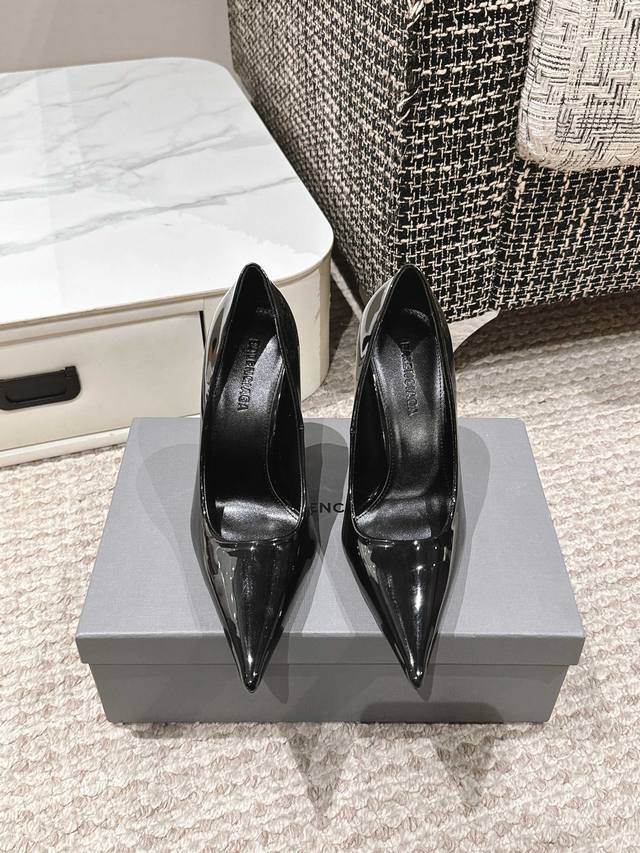 BALENCIAGA 2025 早春新款尖头高跟鞋系列 上脚性感迷人即视感 超有女人味鞋面：牛漆皮 内里：牛皮大底：意大利真皮大底 跟高：10cm 尺码：35-
