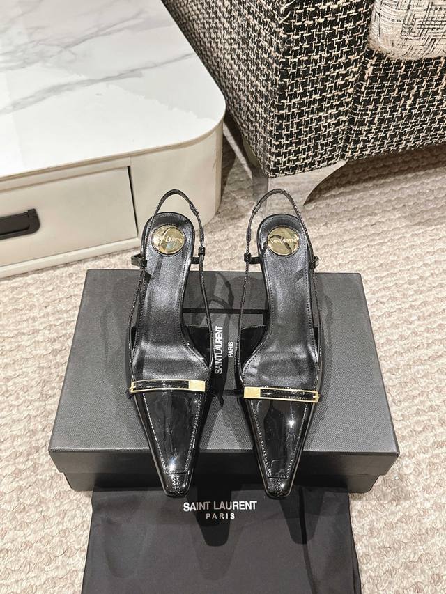 Saint Laurent圣罗兰 YSL25年蛇年新款高跟凉鞋无论是派对还是通勤♀，一双合适的鞋子总能让你光彩照人。今天就向大家安利这款绝美高跟凉鞋，经典的YS