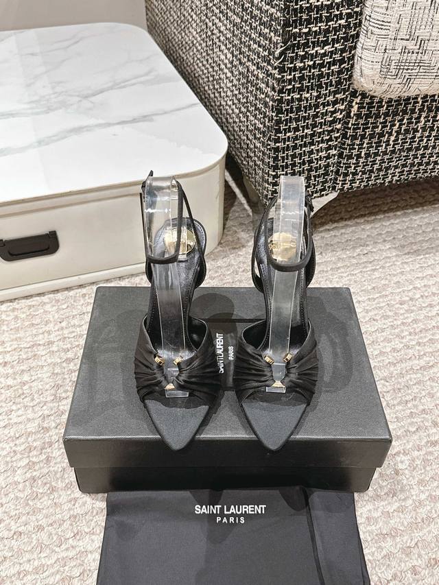 Saint Laurent圣罗兰 YSL25年蛇年新款绑带高跟鞋无论是派对还是通勤♀，一双合适的鞋子总能让你光彩照人。今天就向大家安利这款绝美高跟凉鞋，经典的Y