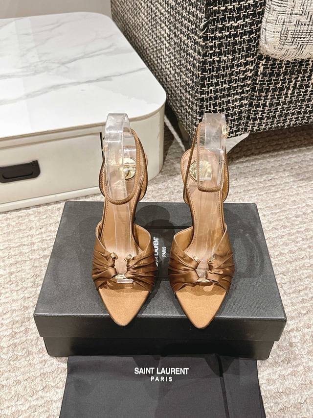 Saint Laurent圣罗兰 YSL25年蛇年新款绑带高跟鞋无论是派对还是通勤♀，一双合适的鞋子总能让你光彩照人。今天就向大家安利这款绝美高跟凉鞋，经典的Y