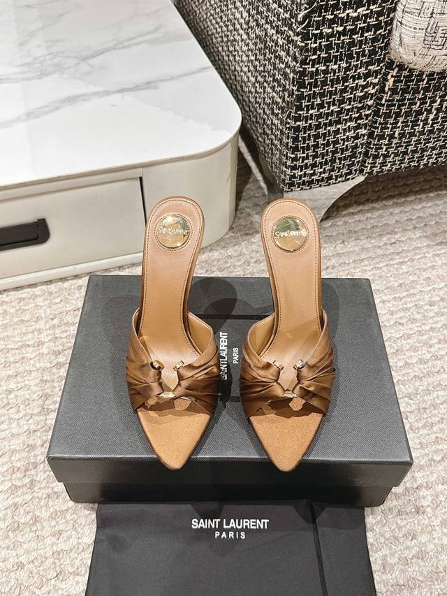 Saint Laurent圣罗兰 YSL25年蛇年新款高跟鞋无论是派对还是通勤♀，一双合适的鞋子总能让你光彩照人。今天就向大家安利这款绝美高跟凉鞋，经典的YSL