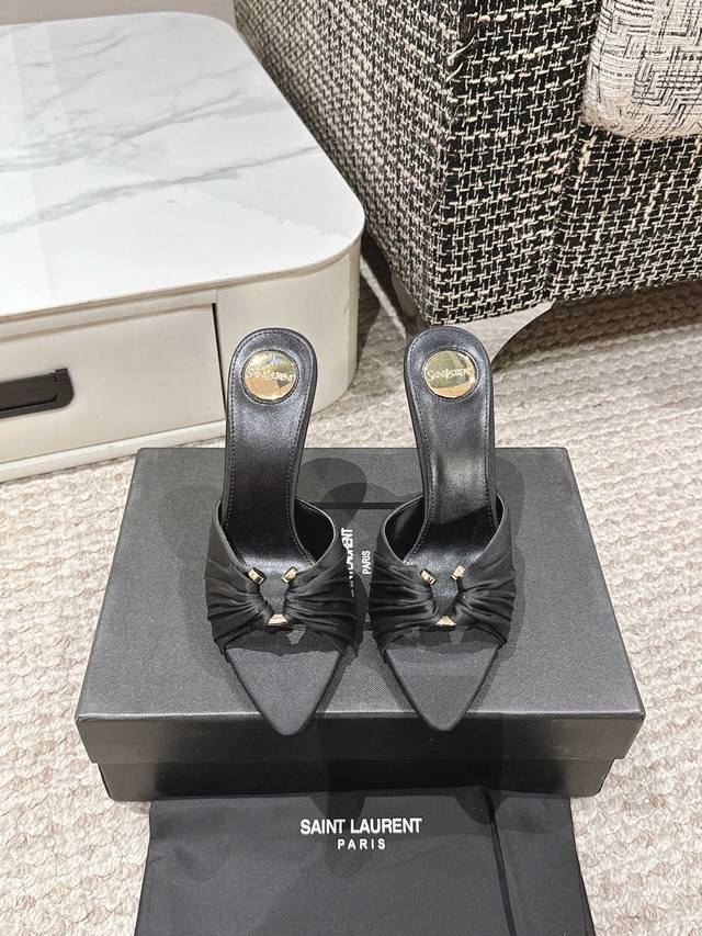 Saint Laurent圣罗兰 YSL25年蛇年新款高跟鞋无论是派对还是通勤♀，一双合适的鞋子总能让你光彩照人。今天就向大家安利这款绝美高跟凉鞋，经典的YSL