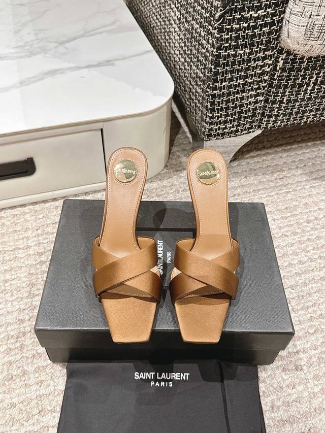 SAINT LAURENT YSL 25年蛇年秀款杨树林字母跟高跟鞋 小姐姐的美丽尤物高跟鞋 优雅迷人性感 女人味十足！鞋面：真丝内里 垫脚：羊皮大底：意大利真