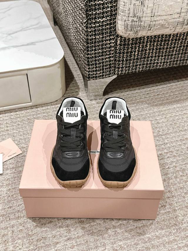 缪缪春夏新款 饼干鞋 阿甘鞋休闲运动鞋miumiu最新爆款 前卫大胆的设计，Miu Miu风格融于此款厚底帆布运动鞋的简约线条，别致徽标饰于鞋舌与背面，点缀复古
