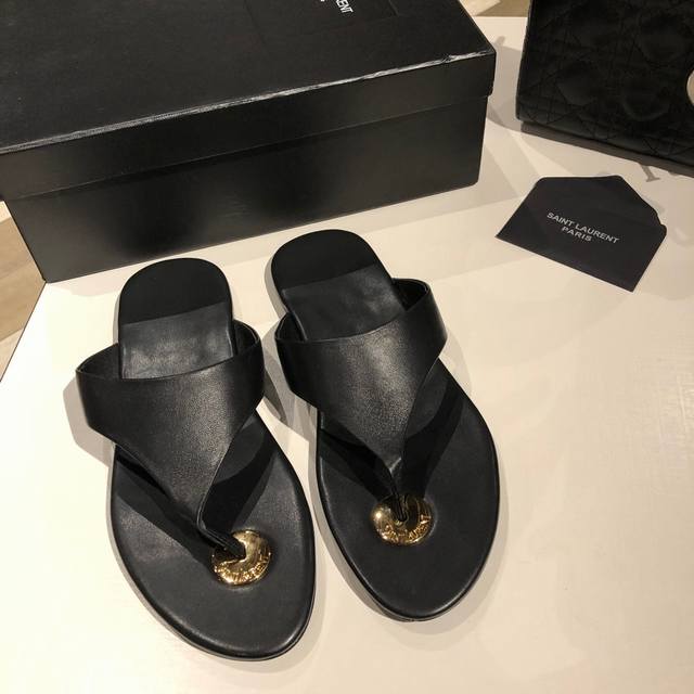 YSL圣罗兰夏日最新款爆款拖鞋、鞋面：原版哑光山羊皮内里：苯染羊皮垫脚: 羊皮大底：高品质真皮大底。颜色:黑色，黄色，棕色SIZE ：35-39 40 41 定