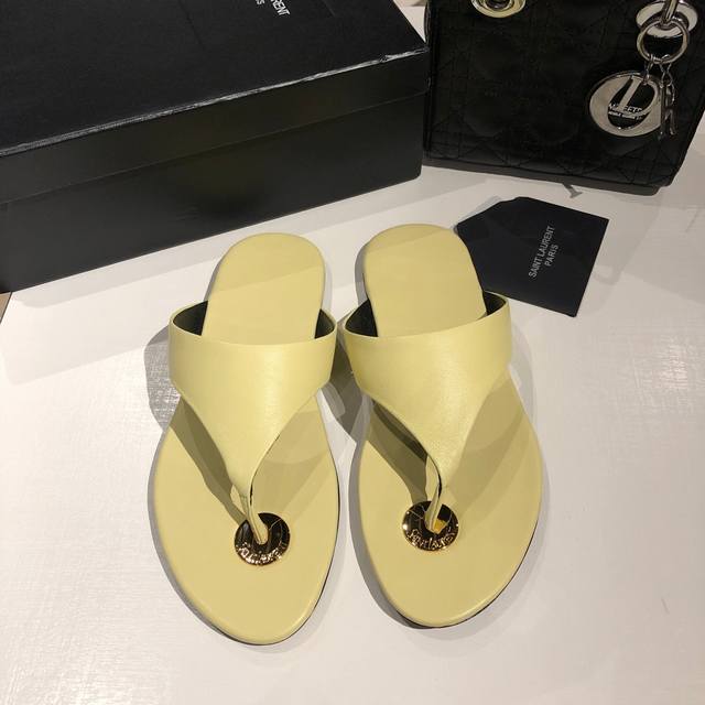 YSL圣罗兰夏日最新款爆款拖鞋、鞋面：原版哑光山羊皮内里：苯染羊皮垫脚: 羊皮大底：高品质真皮大底。颜色:黑色，黄色，棕色SIZE ：35-39 40 41 定