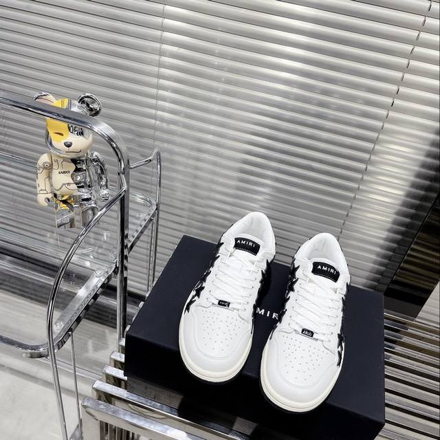 工厂价： 品牌：AMIRI 情侣款 品质：高版本 描述：埃米尔 骨头鞋 破坏效果异素材质拼与鞋款中骨骼元素呼应组合增强街头调性，质感做工真的很赞，日常都很实穿耐