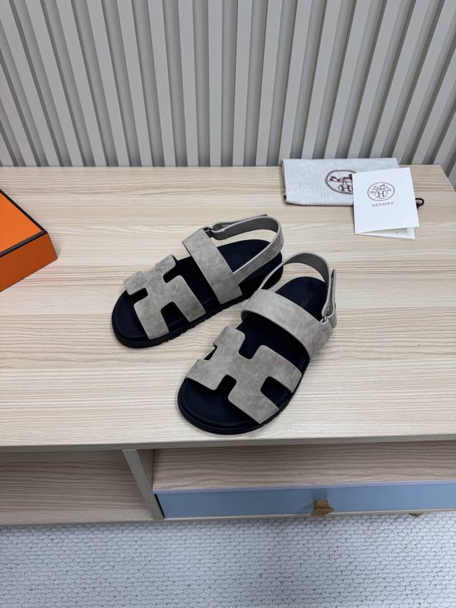 Hermes 爱马仕火到不行的情侣款二舅拖 金典凉鞋拖鞋,搭配各种彩色袜子，潮爆了！ 鞋面：进口牛皮 羊京皮 布面 掌纹皮内里：进口牛皮 羊皮大底：Tpu防滑耐