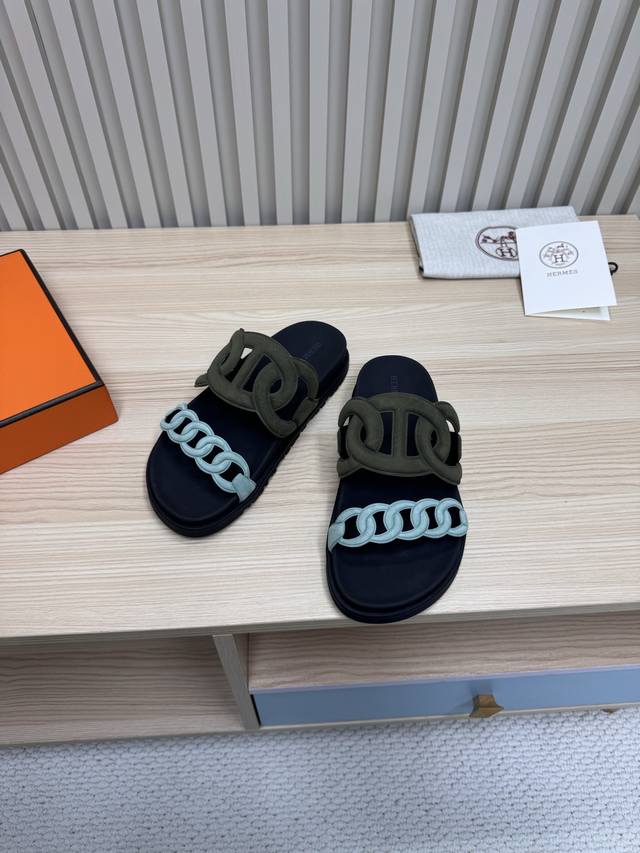 Hermes 爱马仕火到不行的情侣款二舅拖 猪鼻子夹角凉鞋拖鞋,搭配各种彩色袜子，潮爆了！ 鞋面：进口牛皮 羊京皮 布面 掌纹皮内里：进口牛皮 羊皮大底：Tpu