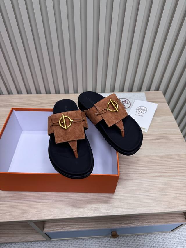 Hermes 爱马仕火到不行的情侣款二舅拖 最新五金扣凉鞋拖鞋,搭配各种彩色袜子，潮爆了！ 鞋面：进口牛皮 羊京皮 布面 掌纹皮内里：进口牛皮 羊皮大底：Tpu