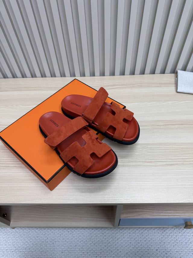 Hermes 爱马仕火到不行的情侣款二舅拖 凉鞋拖鞋,搭配各种彩色袜子，潮爆了！ 鞋面：进口牛皮 羊京皮 布面 掌纹皮内里：进口牛皮 羊皮大底：Tpu防滑耐磨大