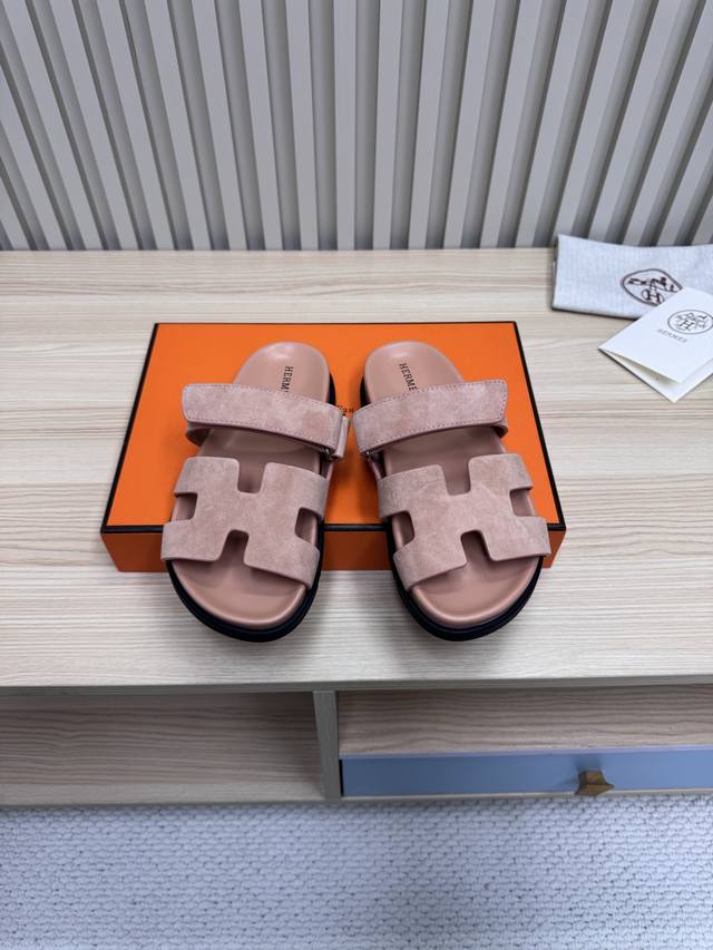 Hermes 爱马仕火到不行的情侣款二舅拖 凉鞋拖鞋,搭配各种彩色袜子，潮爆了！ 鞋面：进口牛皮 羊京皮 布面 掌纹皮内里：进口牛皮 羊皮大底：Tpu防滑耐磨大