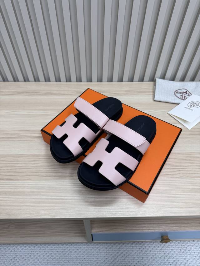 Hermes 爱马仕火到不行的情侣款二舅拖 凉鞋拖鞋,搭配各种彩色袜子，潮爆了！ 鞋面：进口牛皮 羊京皮 布面 掌纹皮内里：进口牛皮 羊皮大底：Tpu防滑耐磨大