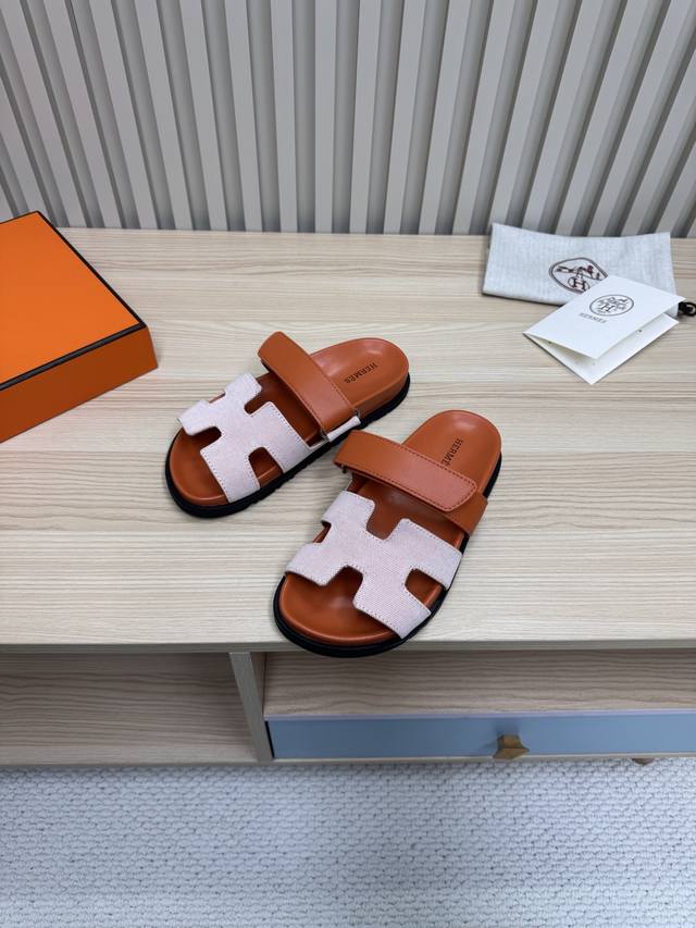 Hermes 爱马仕火到不行的情侣款二舅拖 凉鞋拖鞋,搭配各种彩色袜子，潮爆了！ 鞋面：进口牛皮 羊京皮 布面 掌纹皮内里：进口牛皮 羊皮大底：Tpu防滑耐磨大